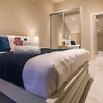 The Pierce Brosnan Suite - Hiphipstay