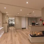 The Pierce Brosnan Suite - Hiphipstay