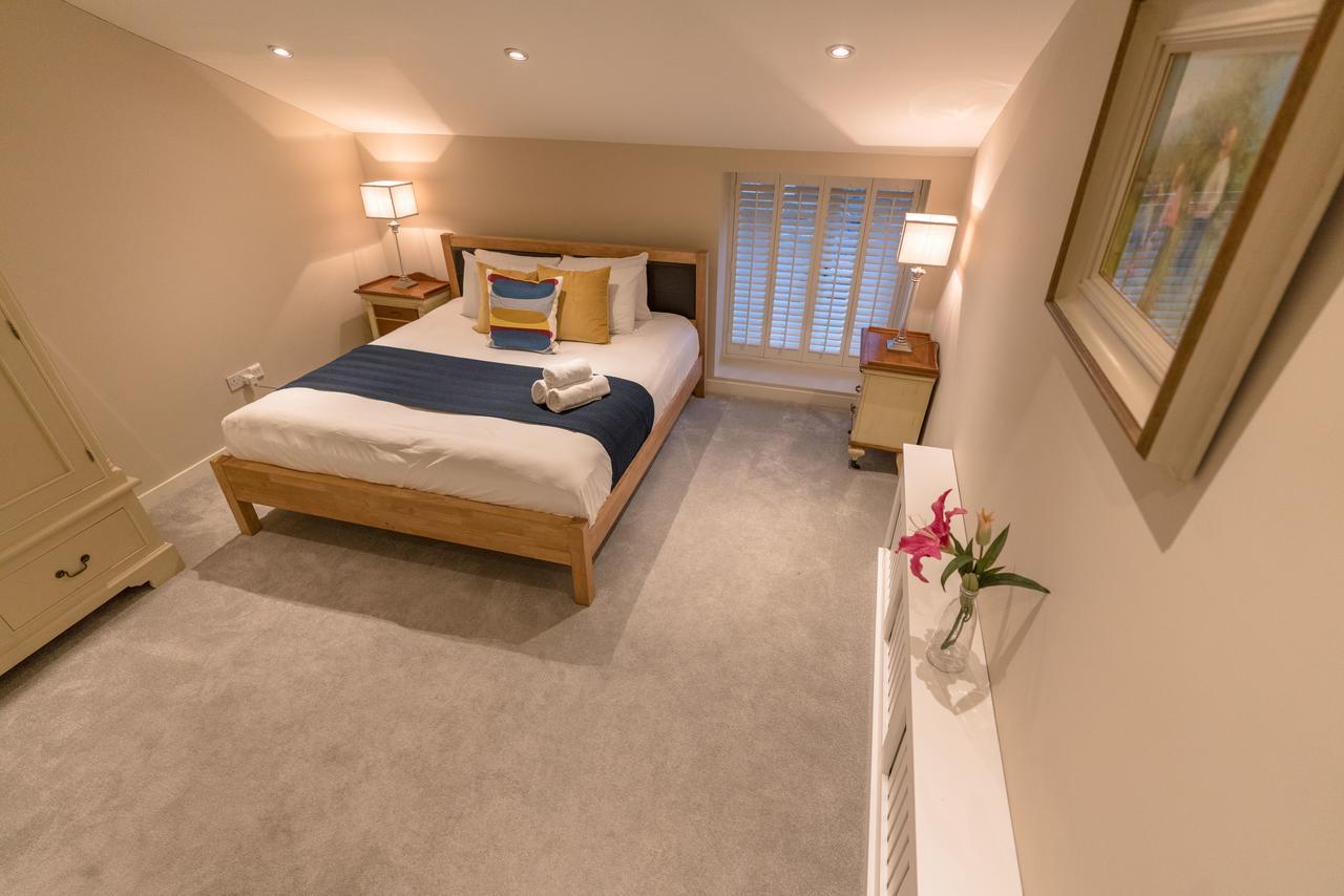 The Pierce Brosnan - Hiphipstay Holiday home *